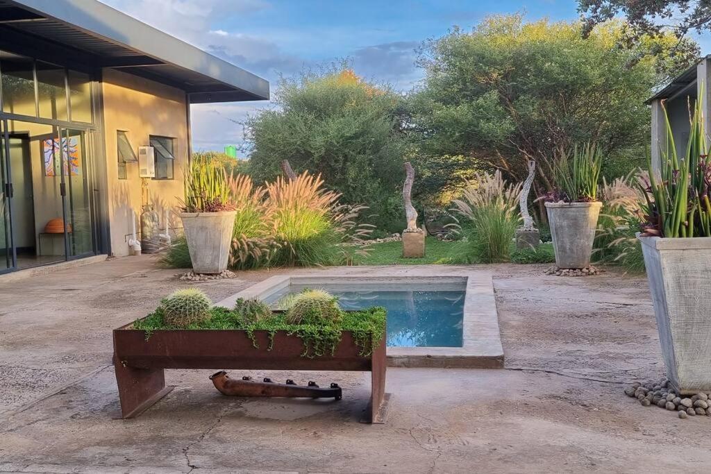Hackberry House Black Thorn Cottage, Off Grid Khemsbok Εξωτερικό φωτογραφία
